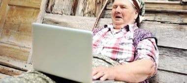 Бабушка с ноутбуком, символ любой разберется