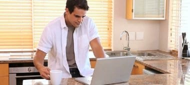 Мужчина с ноутбуком, символ работа онлайн из дома