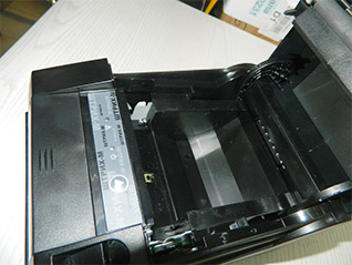 Принтер Штрих-М-01Ф. Видны весовые датчики и пластиковая гребенка.